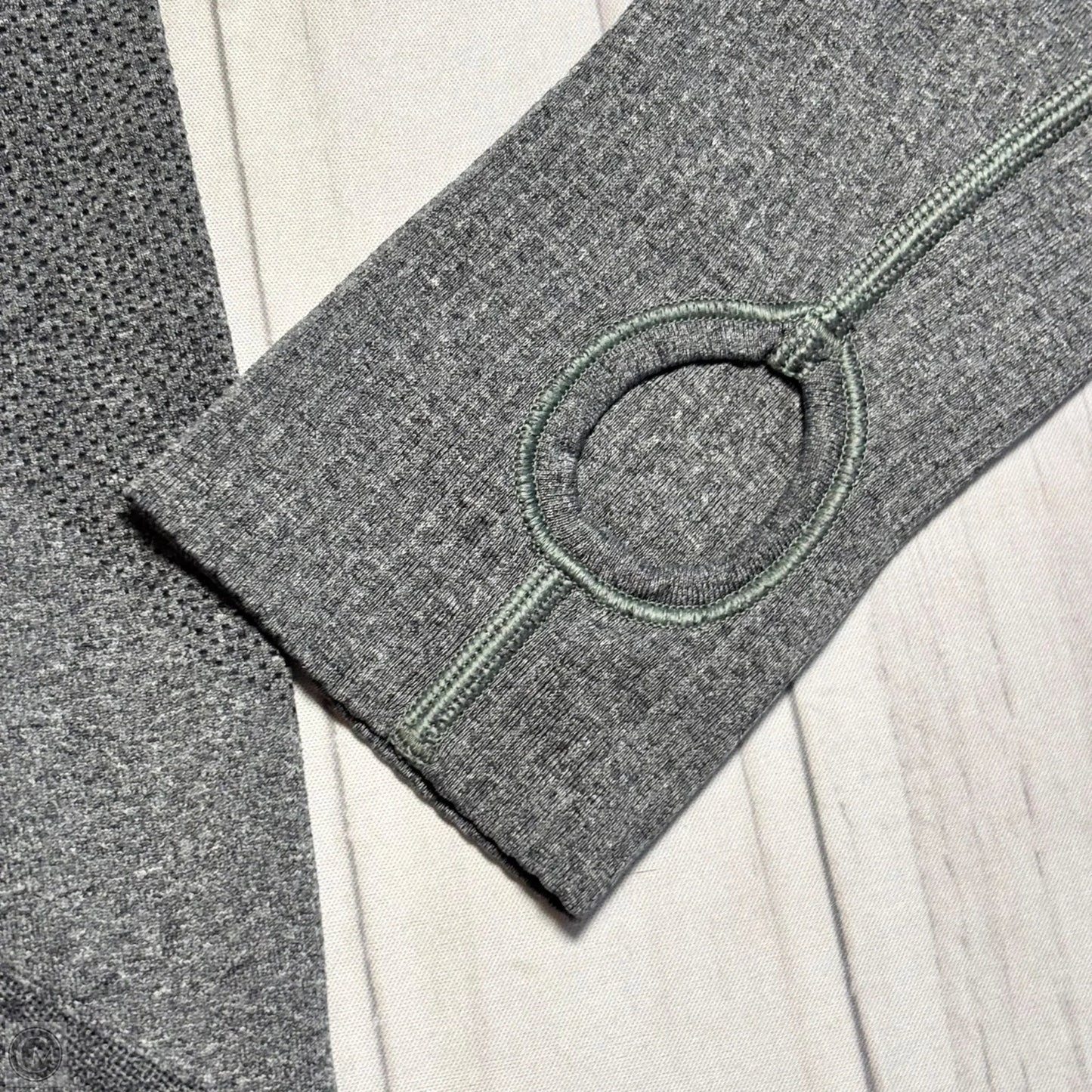 Athletic Top Long Sleeve Crewneck By Lululemon In Grey, Size: L
