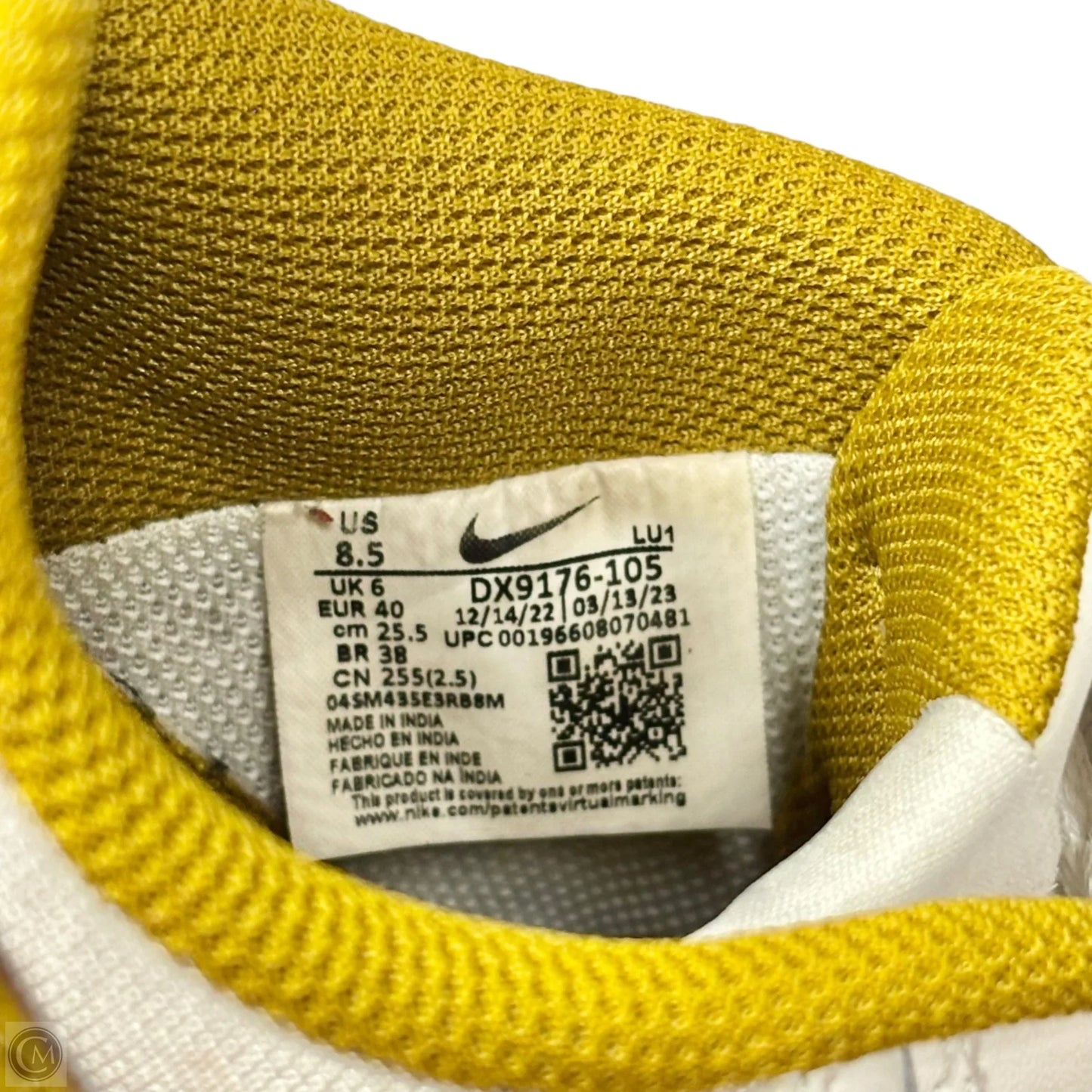 Shoes Sneakers By Nike In White & Yellow, Size: 8.5