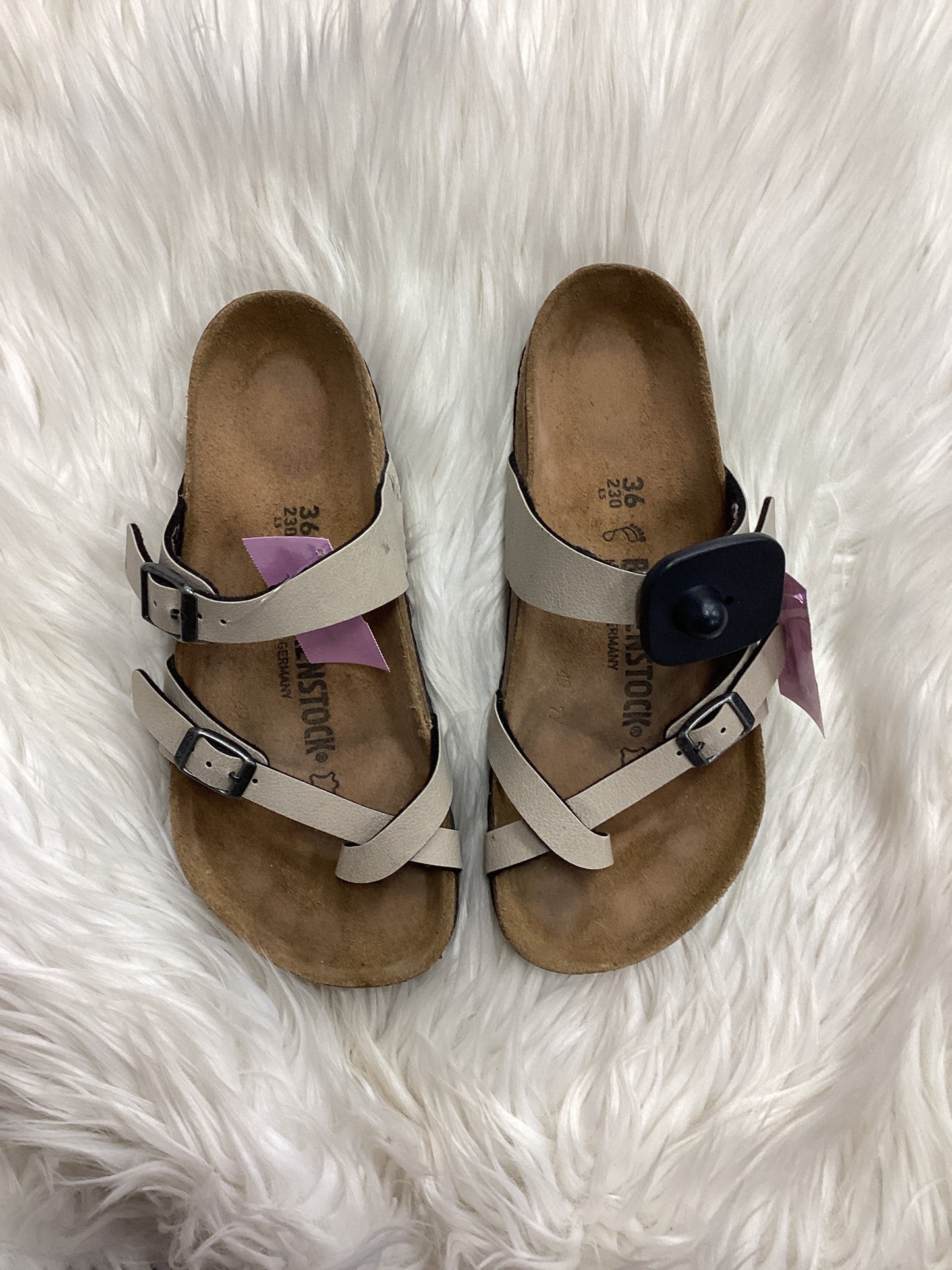 Sandals Flats By Birkenstock In Cream, Size:5