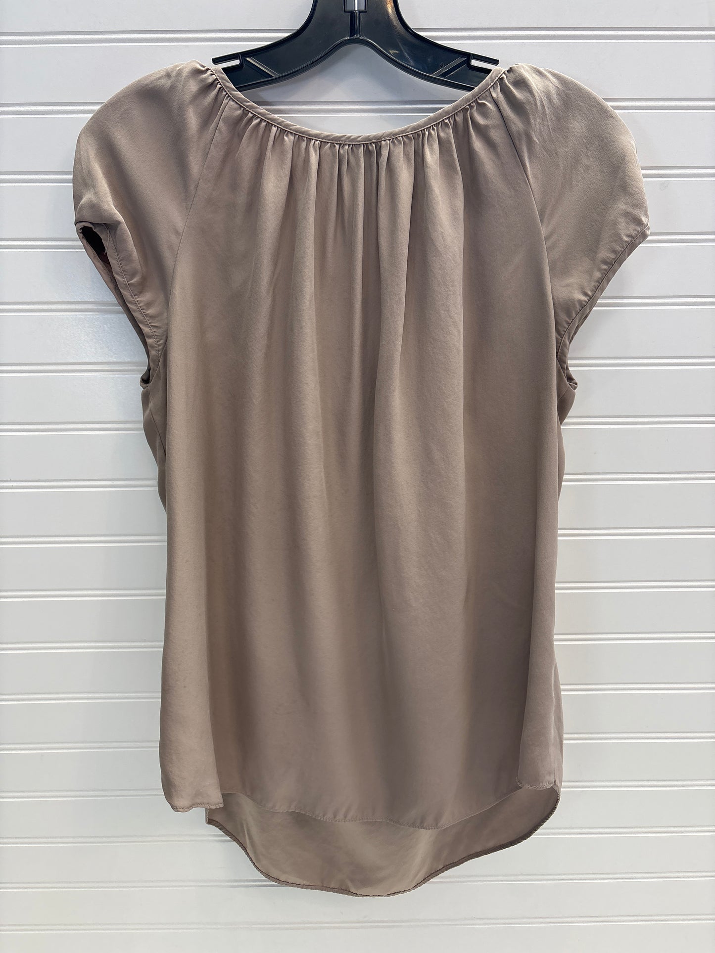 Top Short Sleeve By Alice Trixie In Taupe, Size: M