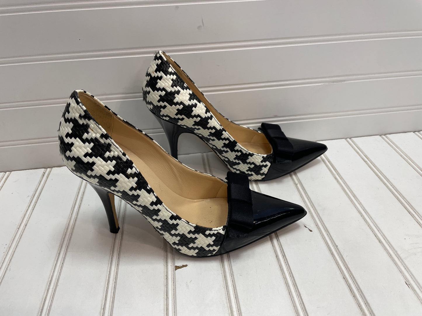 Shoes Designer By Kate Spade In Black & White, Size: 5.5