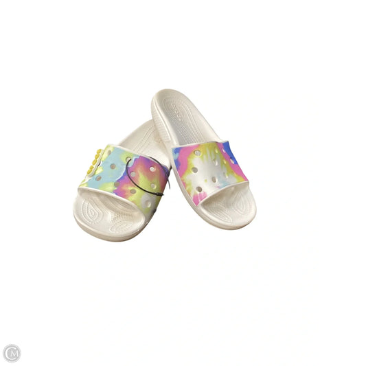 Sandals Flats By Crocs In Multi-colored, Size: 6