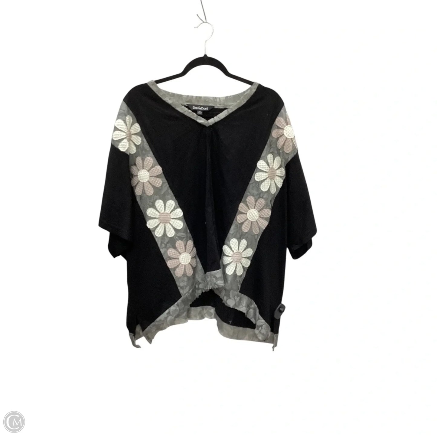 Top Short Sleeve By Davi & Dani In Black, Size: 1x