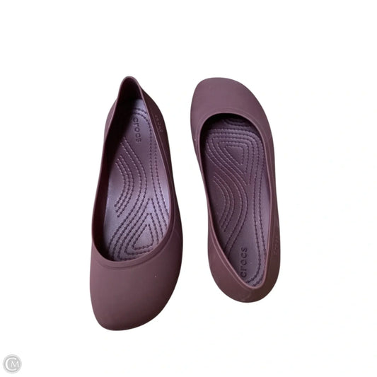 Shoes Flats By Crocs In Purple, Size: 6