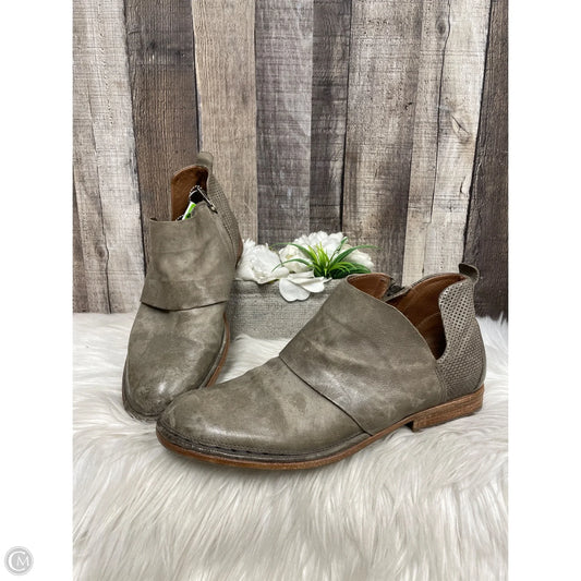 Shoes Flats By Cma In Brown, Size: 10