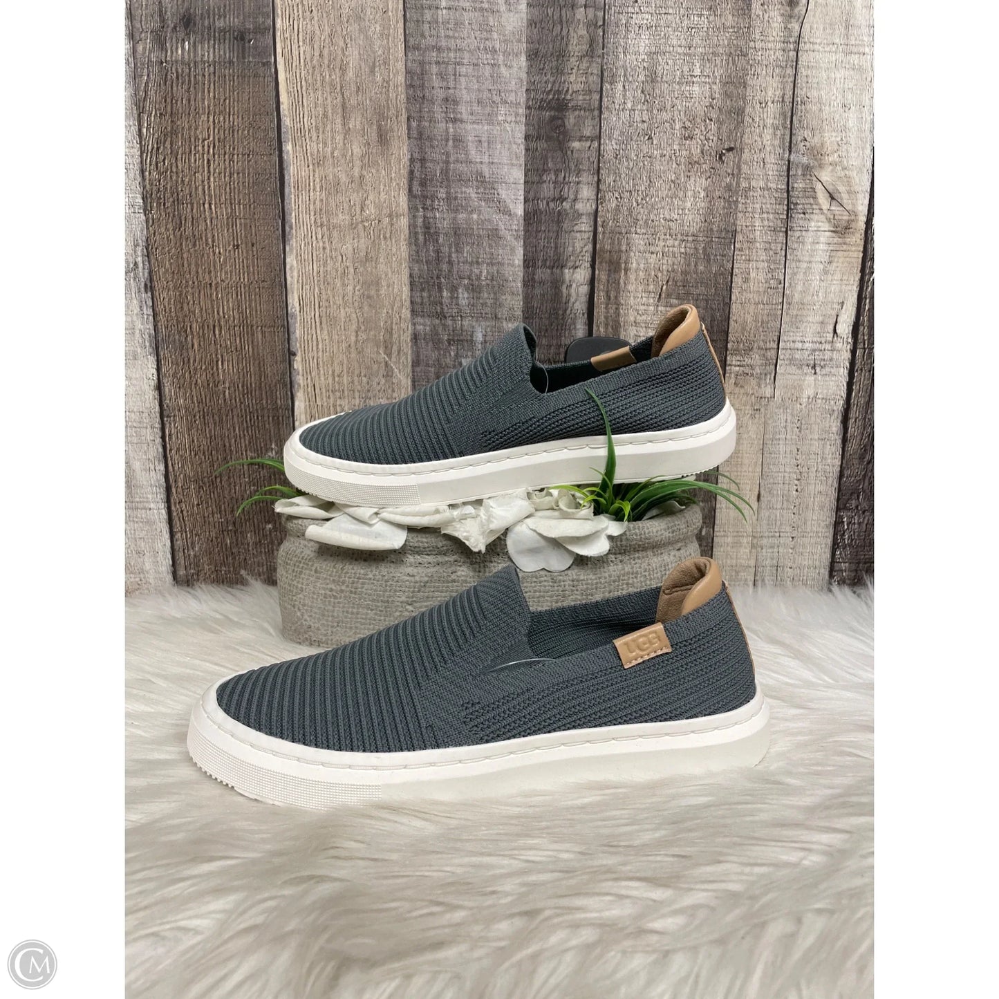 Shoes Designer By Ugg In Grey, Size: 6
