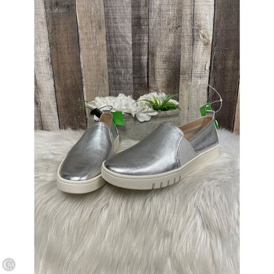 Shoes Flats By Vionic In Silver, Size: 7