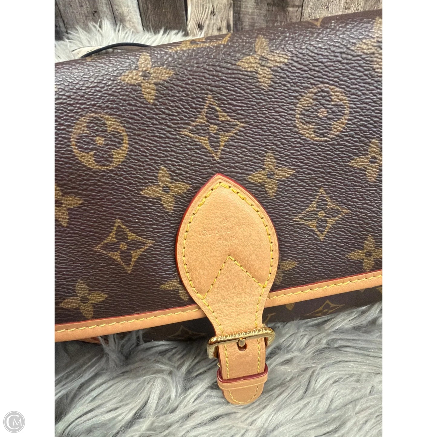 Crossbody Luxury Designer By Louis Vuitton, Size: Medium