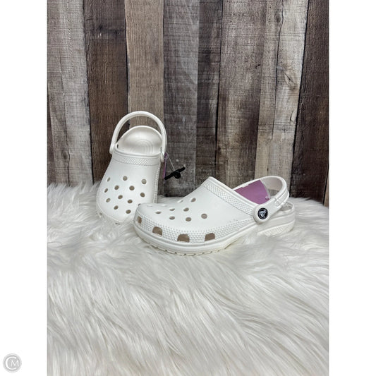 Shoes Flats By Crocs In White, Size: 7