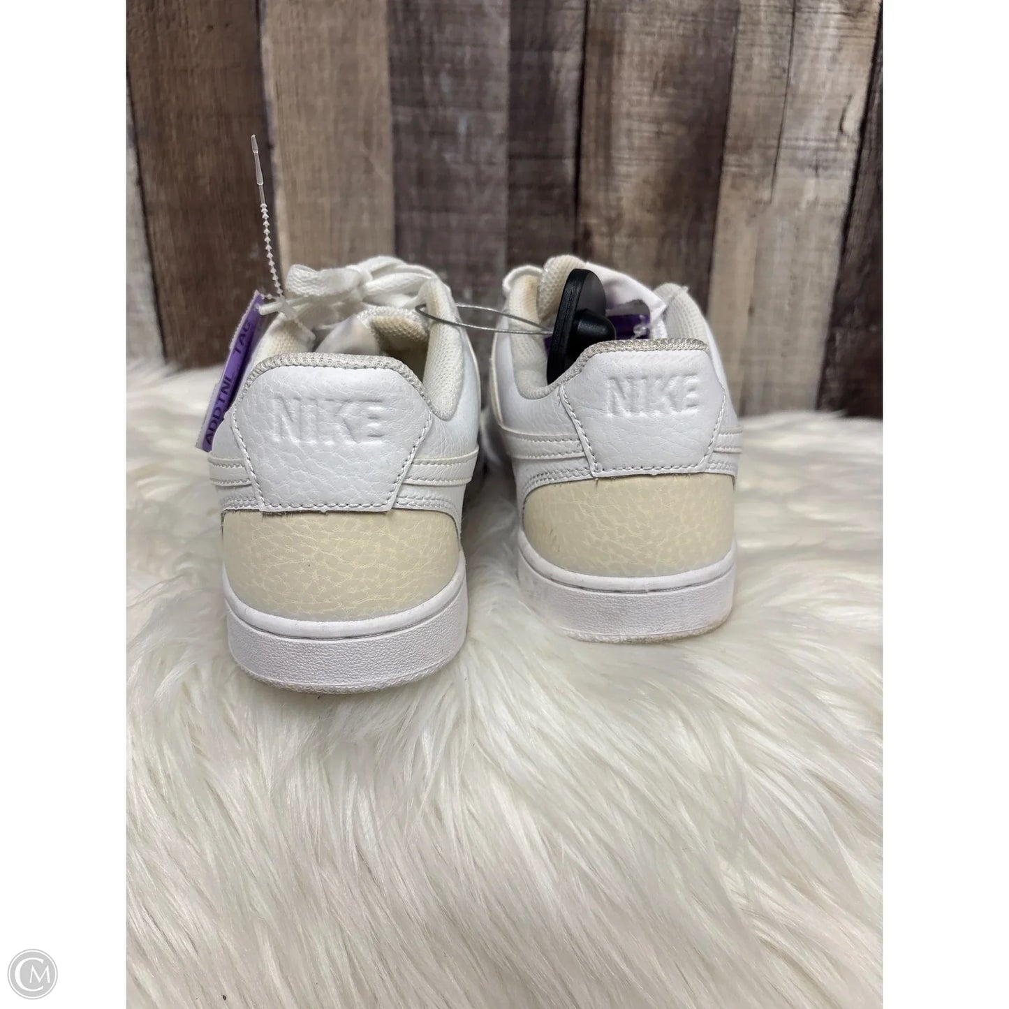 Shoes Sneakers By Nike In White, Size: 9