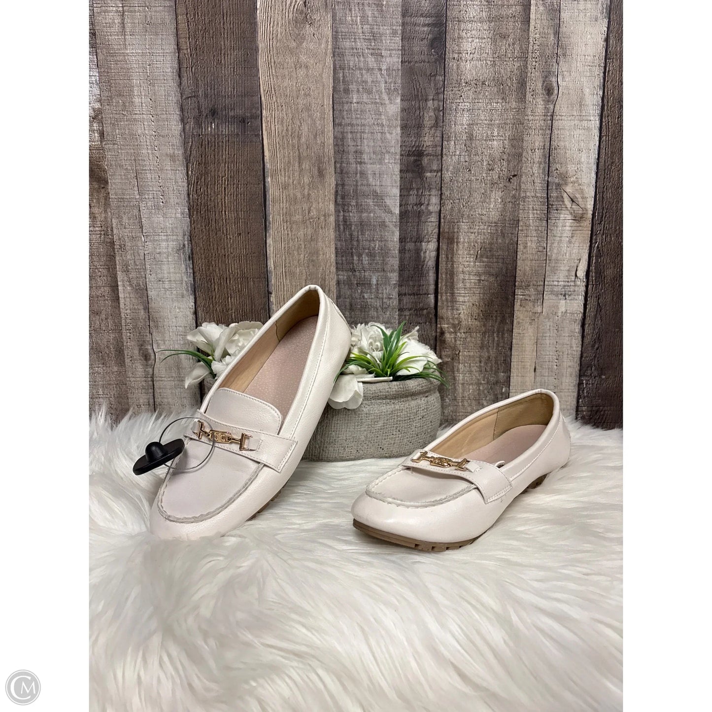 Shoes Flats By Cmf In White, Size: 8.5