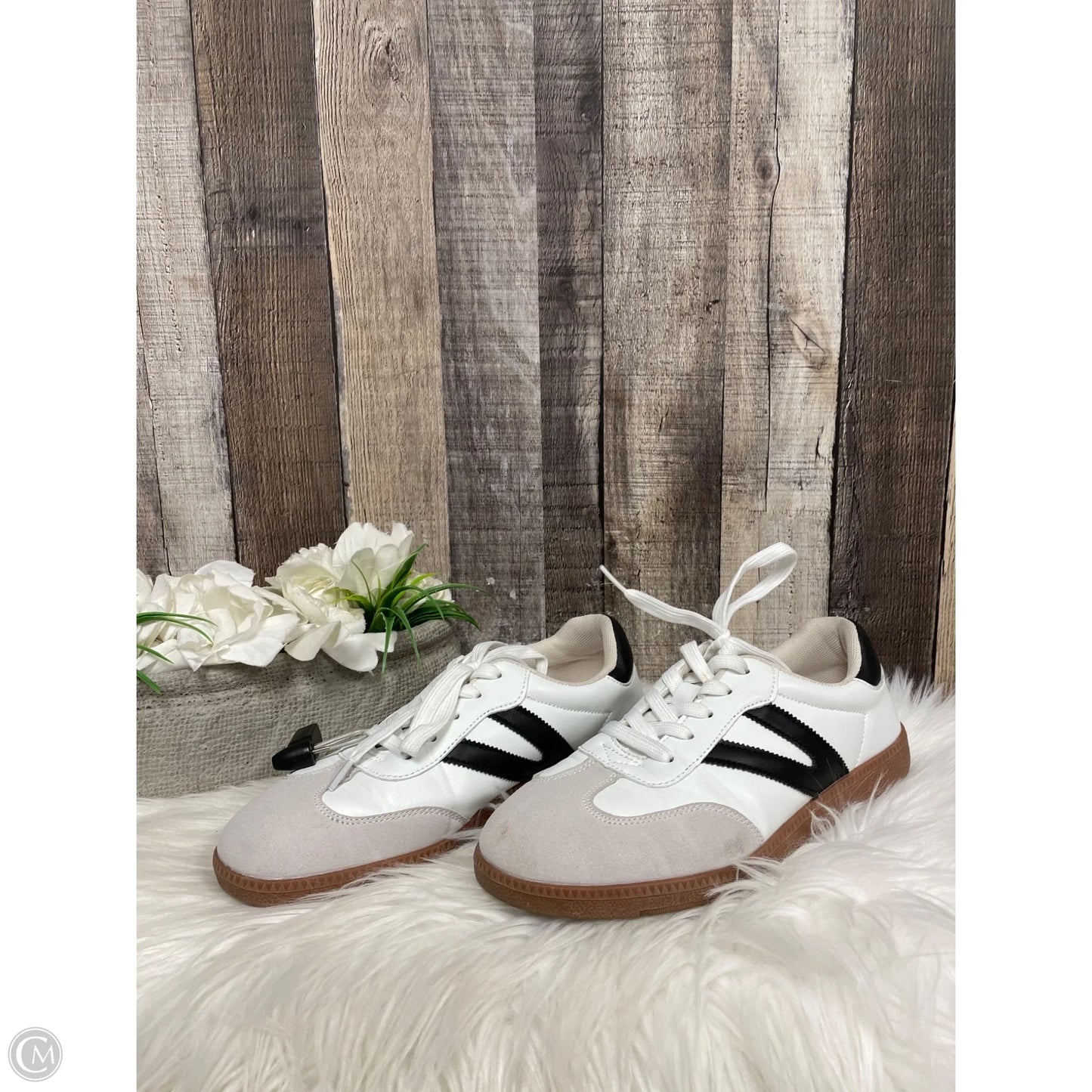 Shoes Sneakers By Cmf In Black & White, Size: 9.5