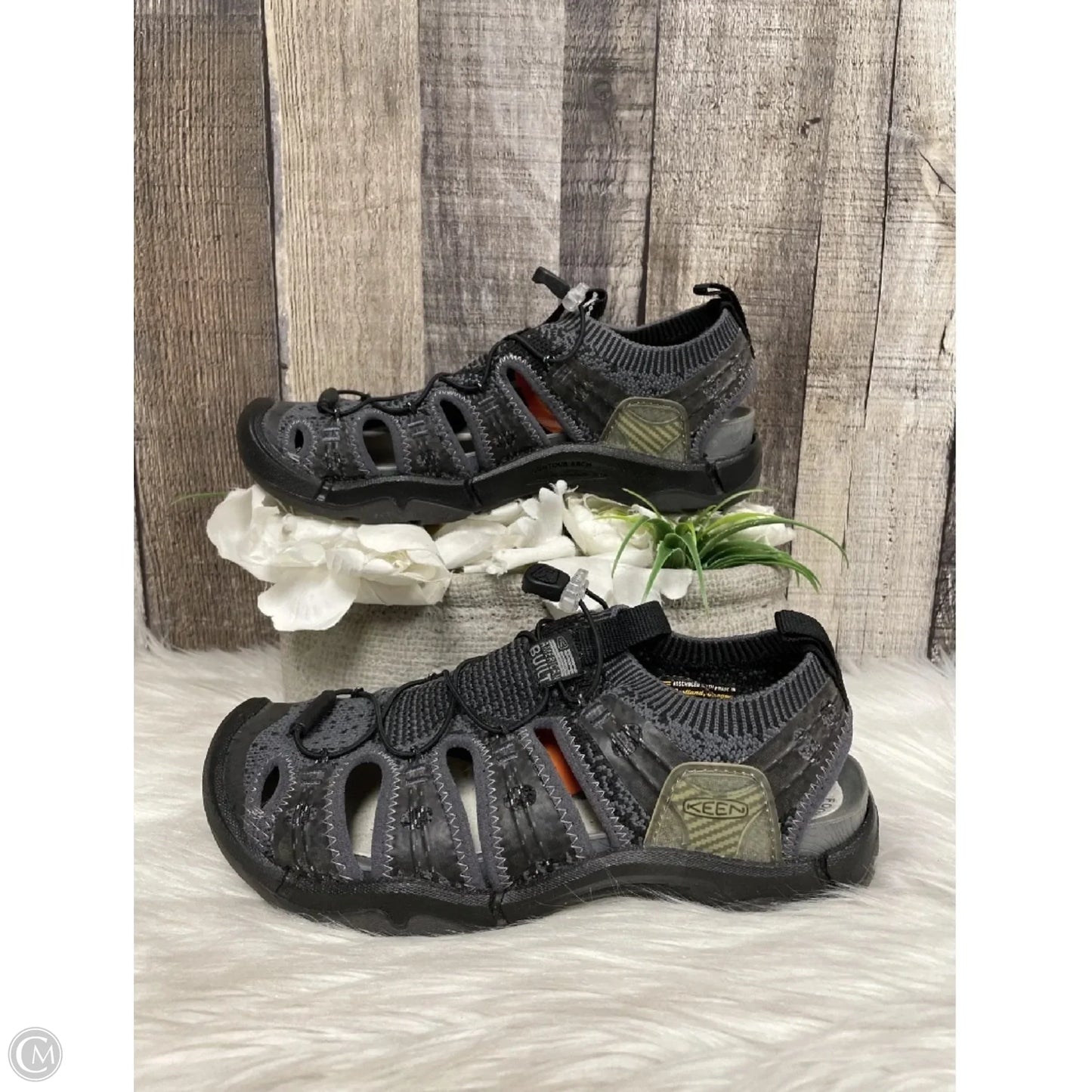 Shoes Flats By Keen In Grey, Size: 7