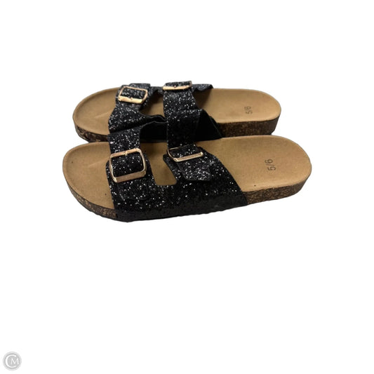 Sandals Flats By Clothes Mentor In Black, Size: 5.5