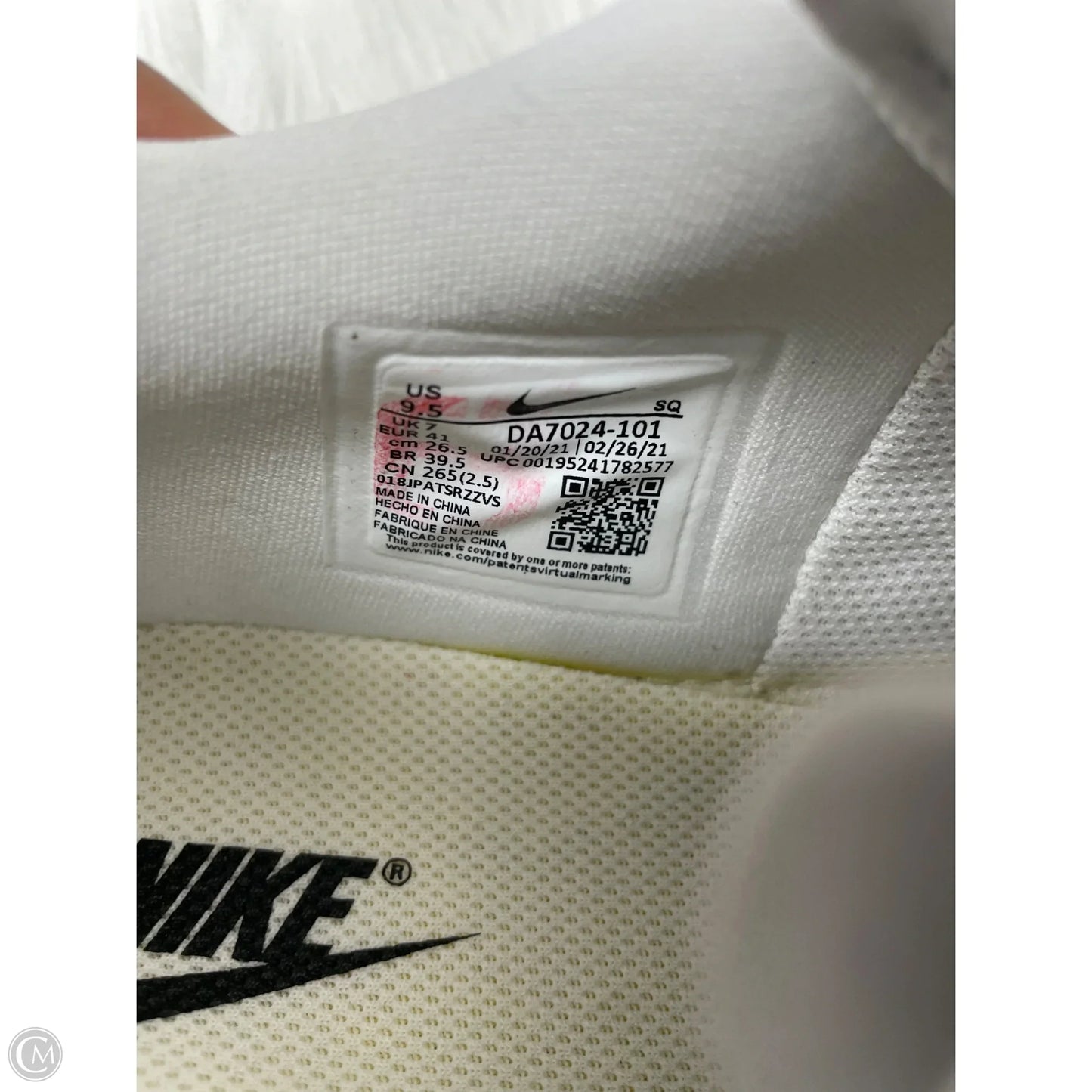 Shoes Sneakers By Nike In White & Yellow, Size: 9.5