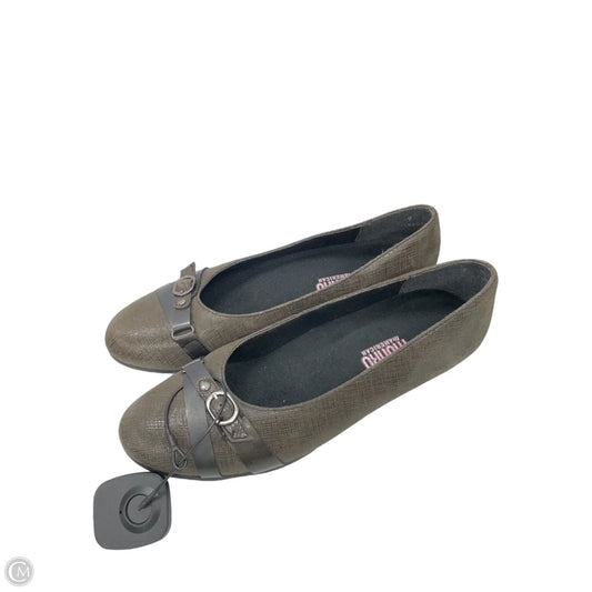 Shoes Flats By Munro In Green, Size: 9