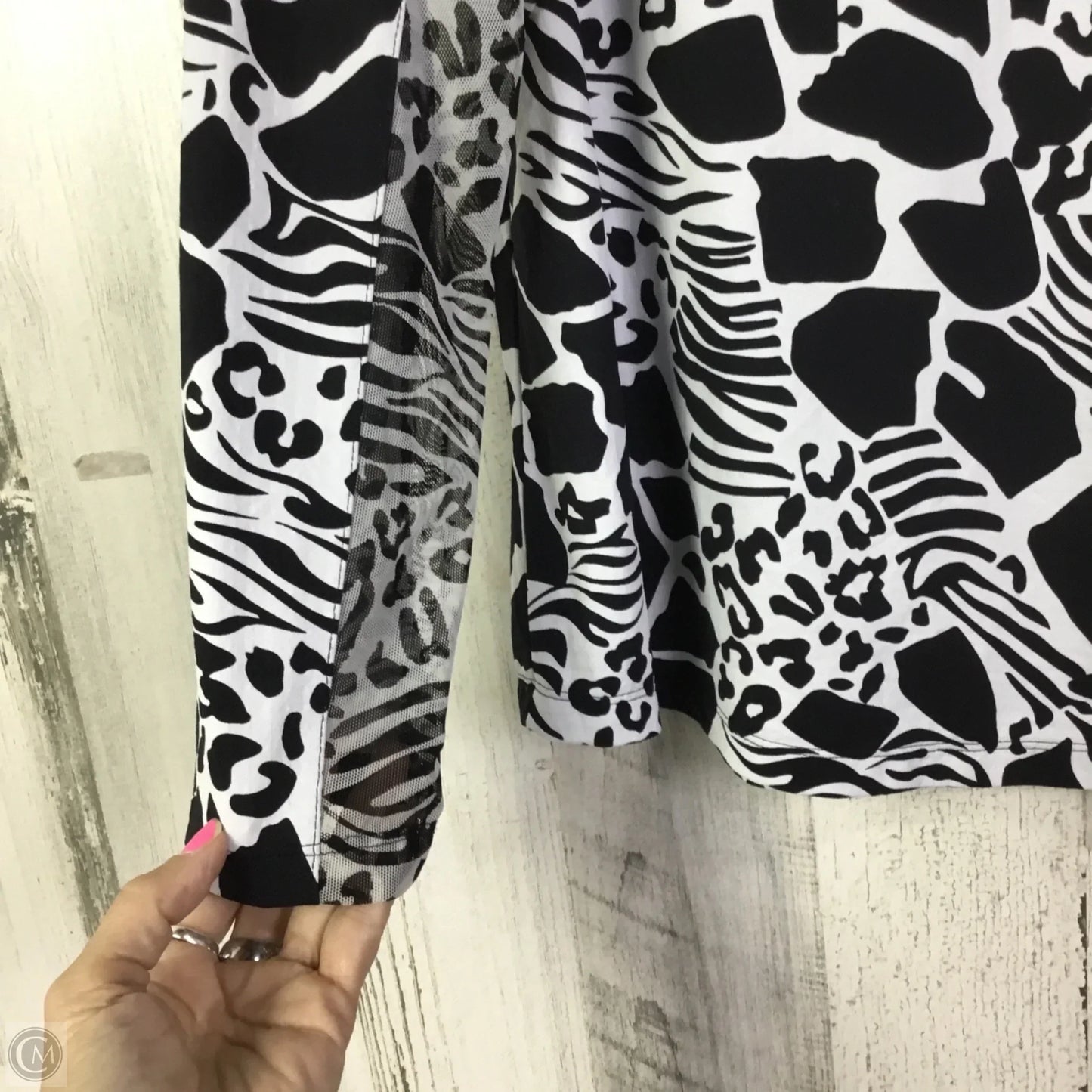 Athletic Top Long Sleeve Collar By Ibkul In Black & White, Size: Xl