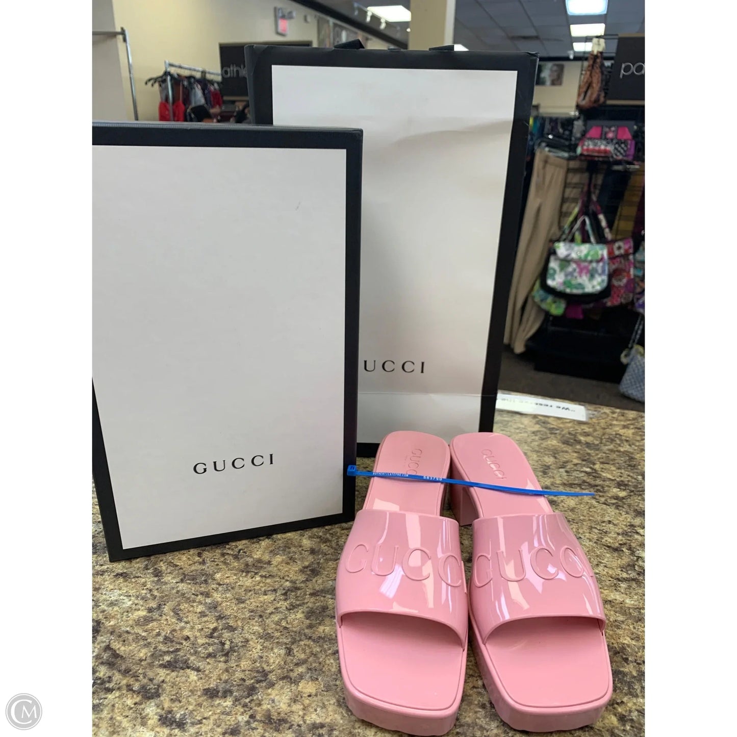Shoes Luxury Designer By Gucci In Pink, Size: 8