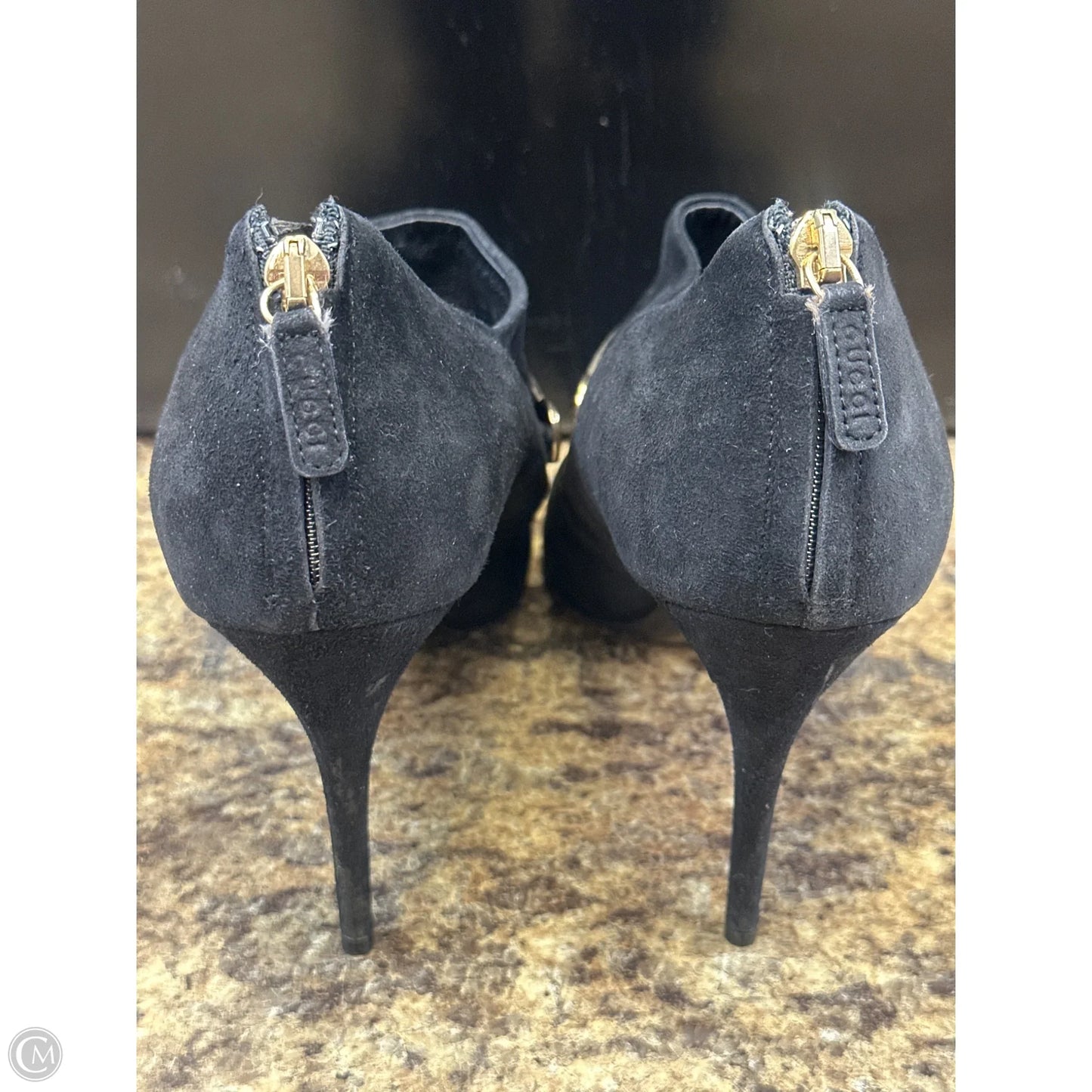 Shoes Luxury Designer By Gucci In Black & Gold, Size: 8