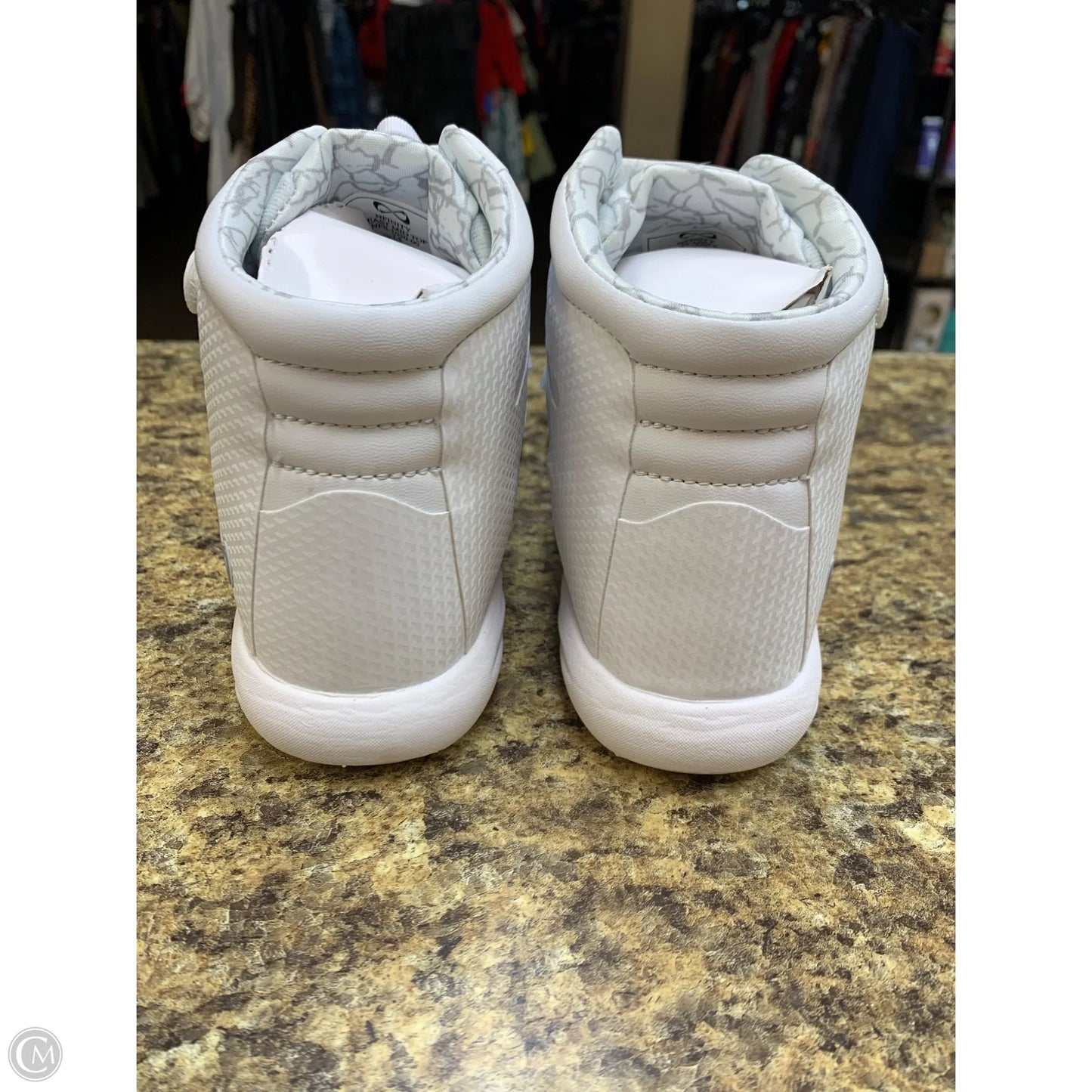 Shoes Athletic By Cmf In White, Size: 7.5