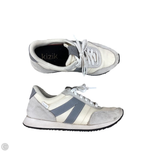 Shoes Sneakers By Clothes Mentor In Cream & Grey, Size: 7.5