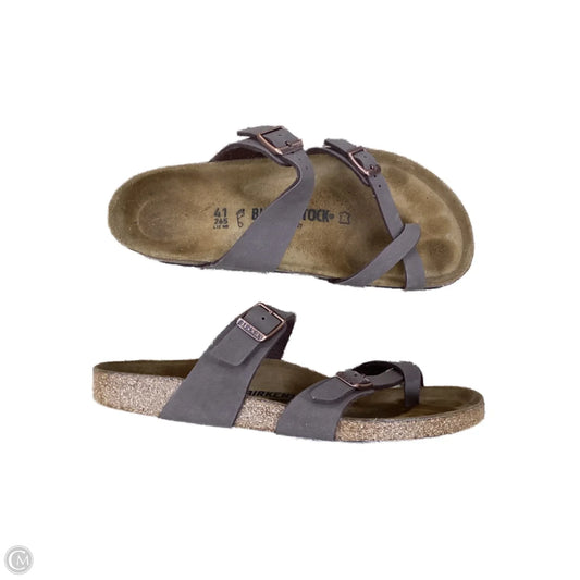 Sandals Flats By Birkenstock In Brown, Size: 10