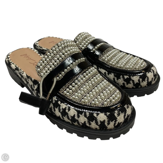 Shoes Flats By Betsey Johnson In Black & White, Size: 7.5