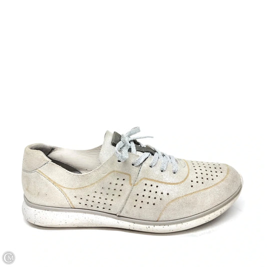Shoes Sneakers By Clothes Mentor In Cream, Size: 8.5