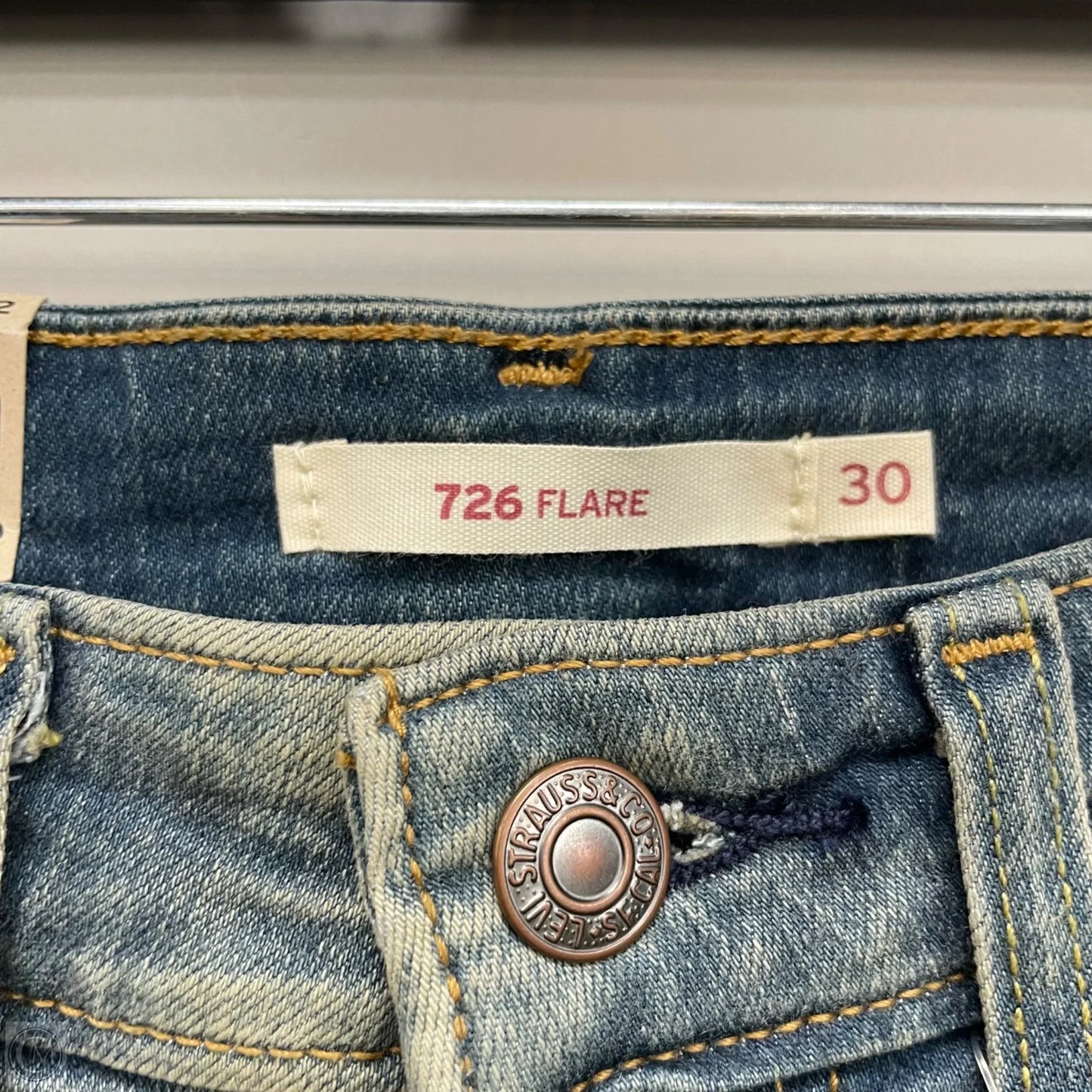 Jeans Flared By Levis In Blue Denim, Size: 10