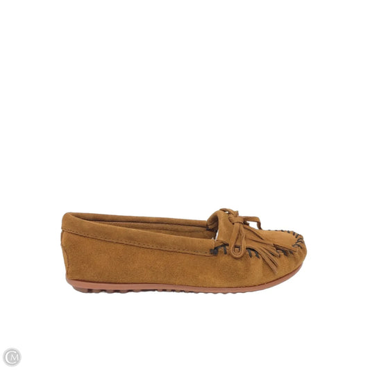 Shoes Flats By Minnetonka In Brown, Size: 8.5