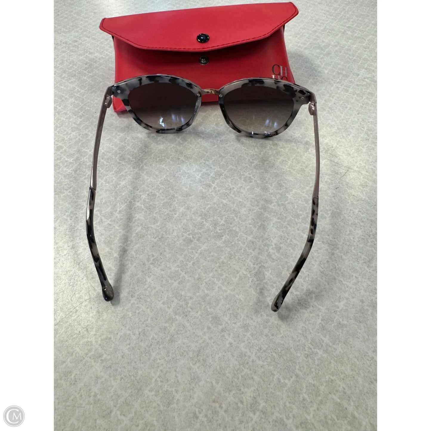 Sunglasses Designer By Carolina Herrera, Size: Medium