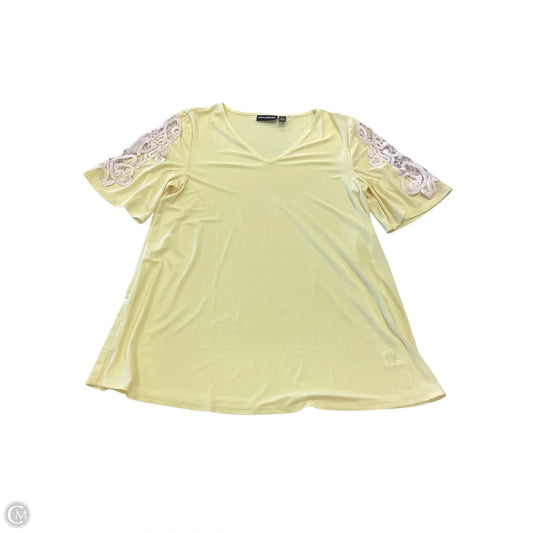 Top Short Sleeve By Nina Leonard In Yellow, Size: M