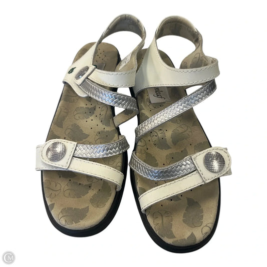 Sandals Flats By Clothes Mentor In White, Size: 8