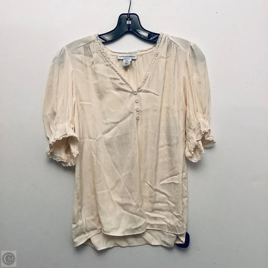 Top Short Sleeve By Cupcakes And Cashmere In Cream, Size: M
