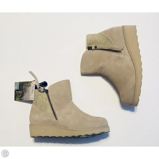 Boots Ankle Flats By Bearpaw In Tan, Size: 7