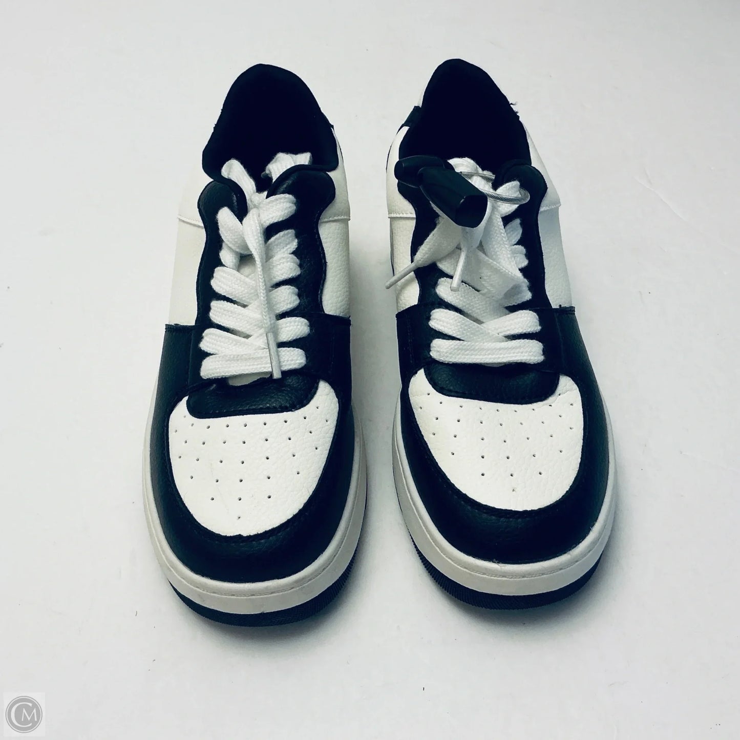 Shoes Athletic By Clothes Mentor In Black & White, Size: 7