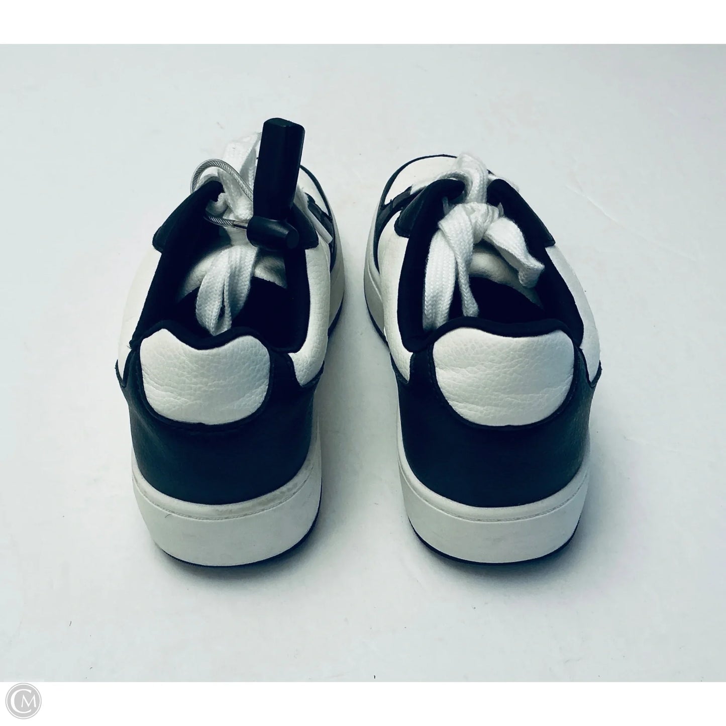Shoes Athletic By Clothes Mentor In Black & White, Size: 7