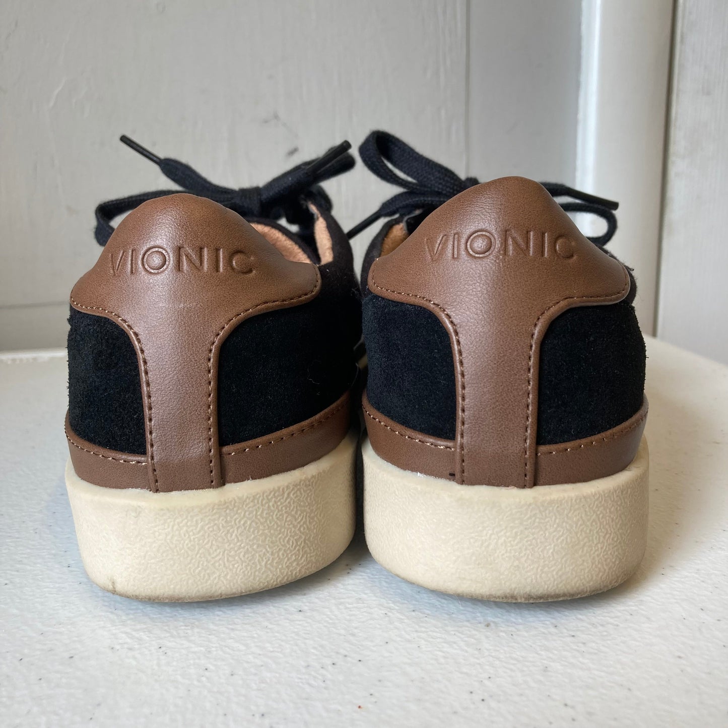 Shoes Sneakers By Vionic In Black, Size:8.5