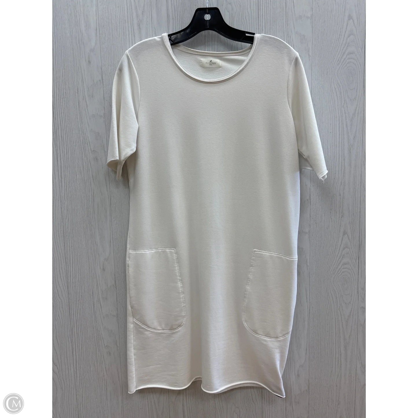 Dress Casual Short By Clothes Mentor In White, Size: M