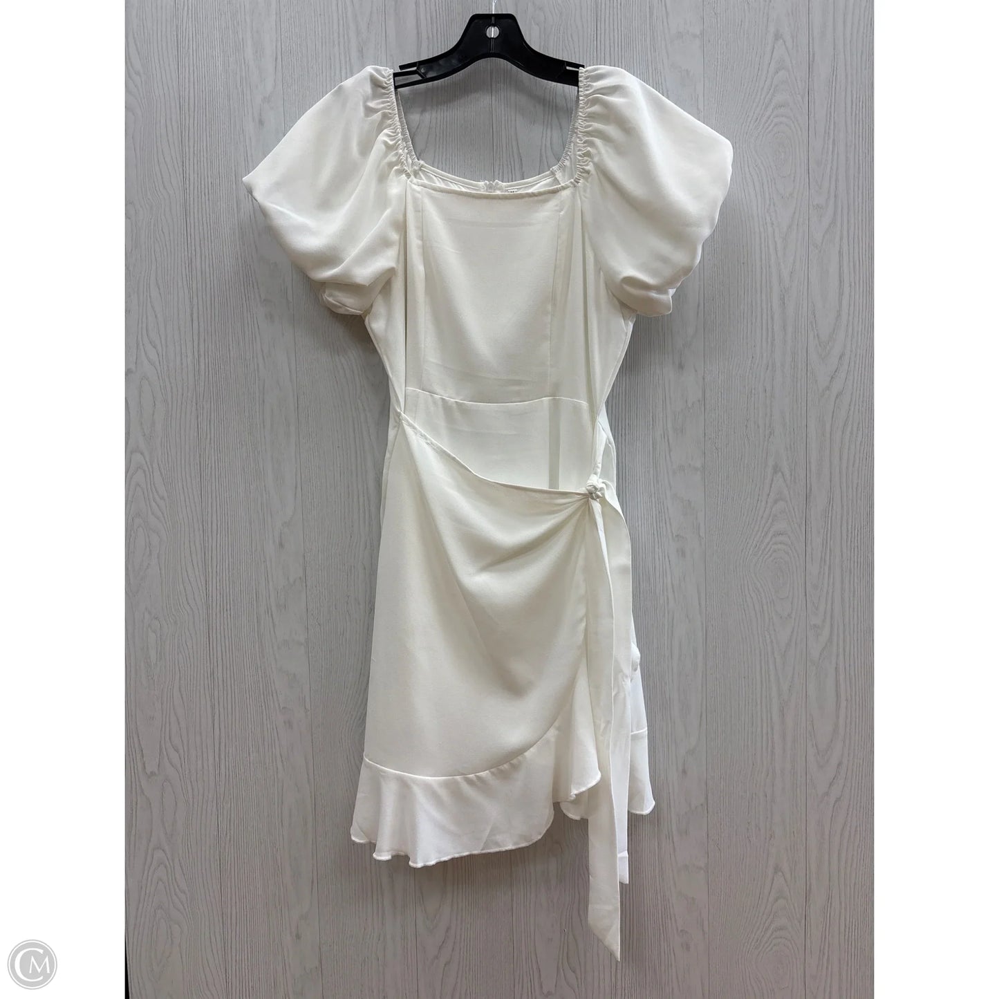 Dress Casual Short By Clothes Mentor In White, Size: M