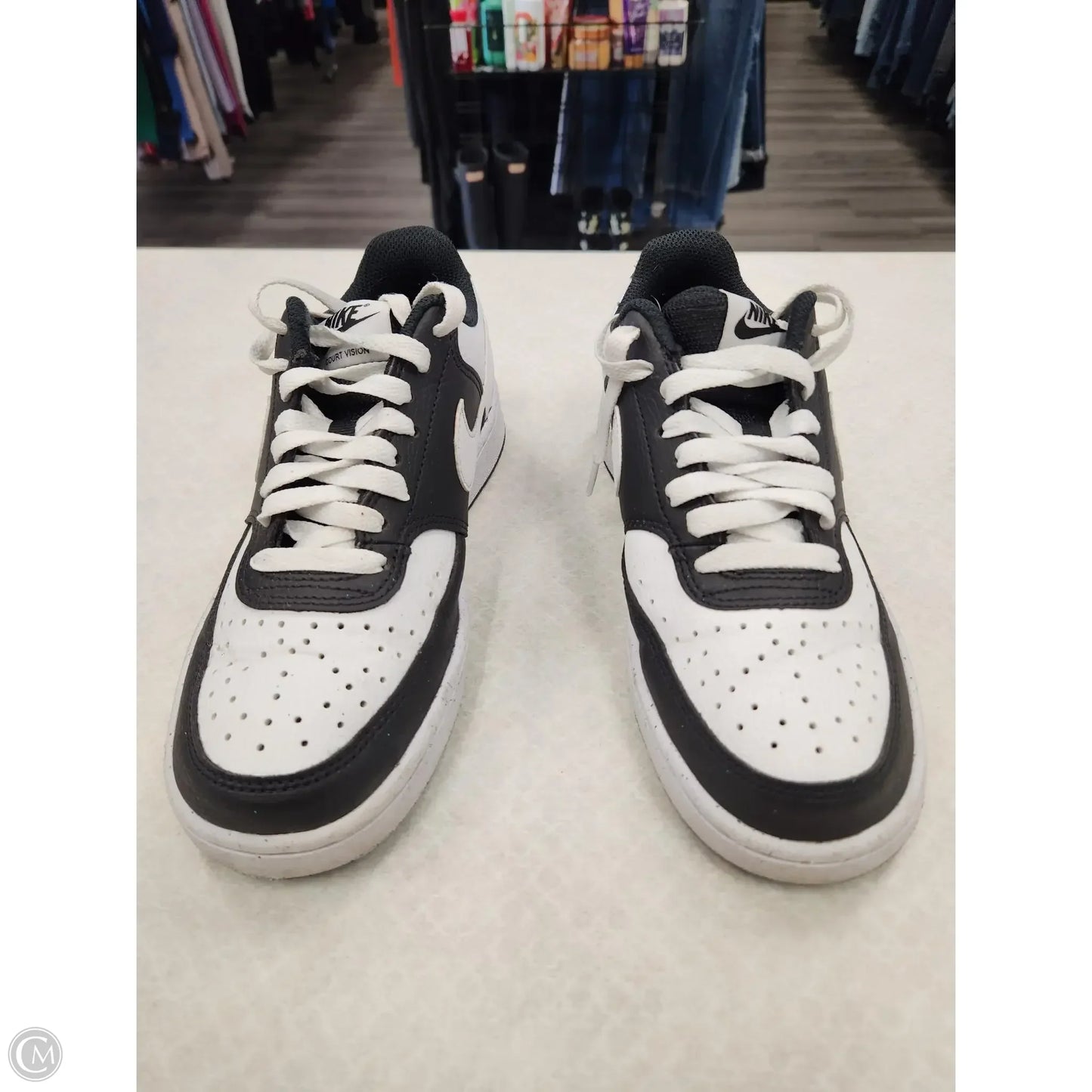 Shoes Sneakers By Nike In Black & White, Size: 6