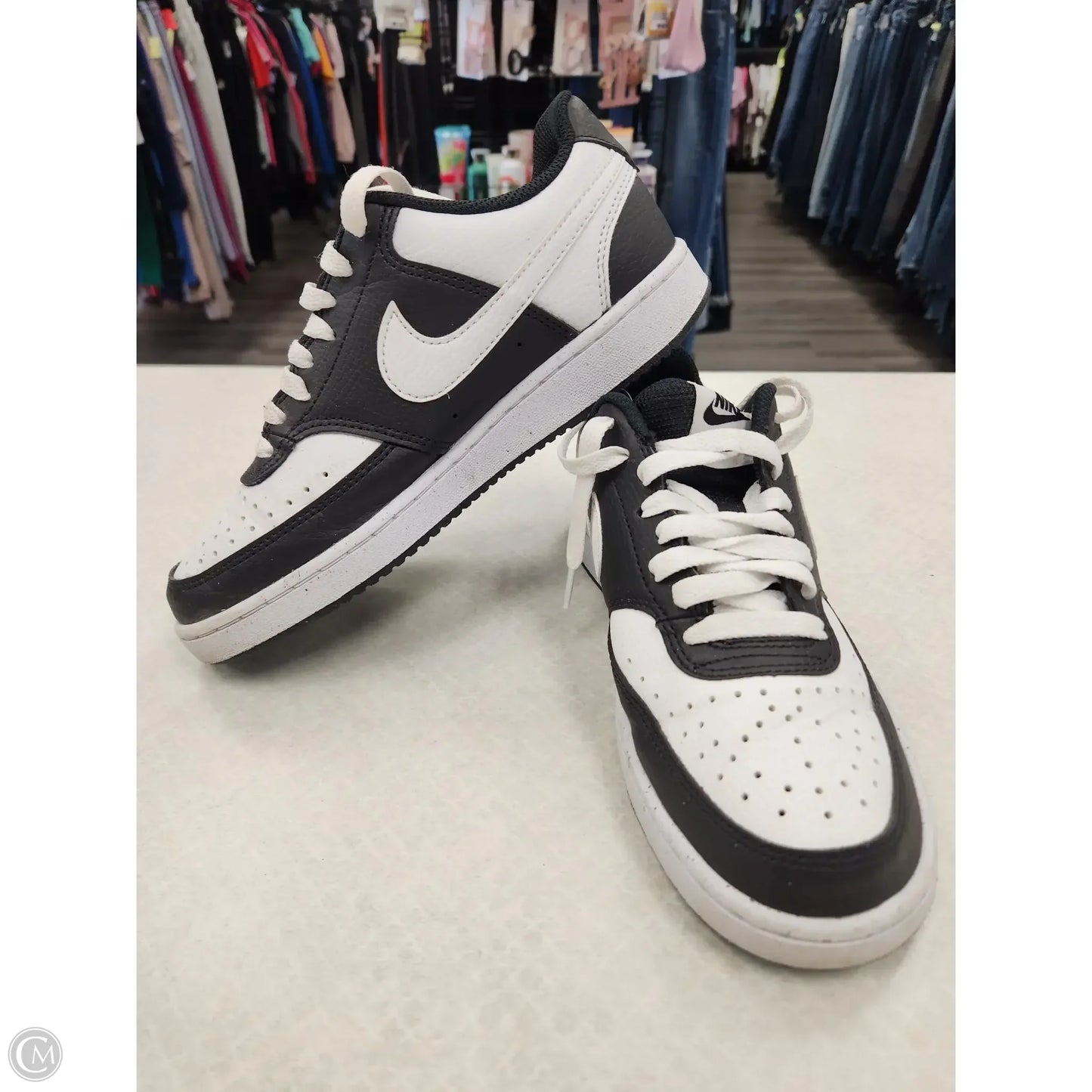 Shoes Sneakers By Nike In Black & White, Size: 6
