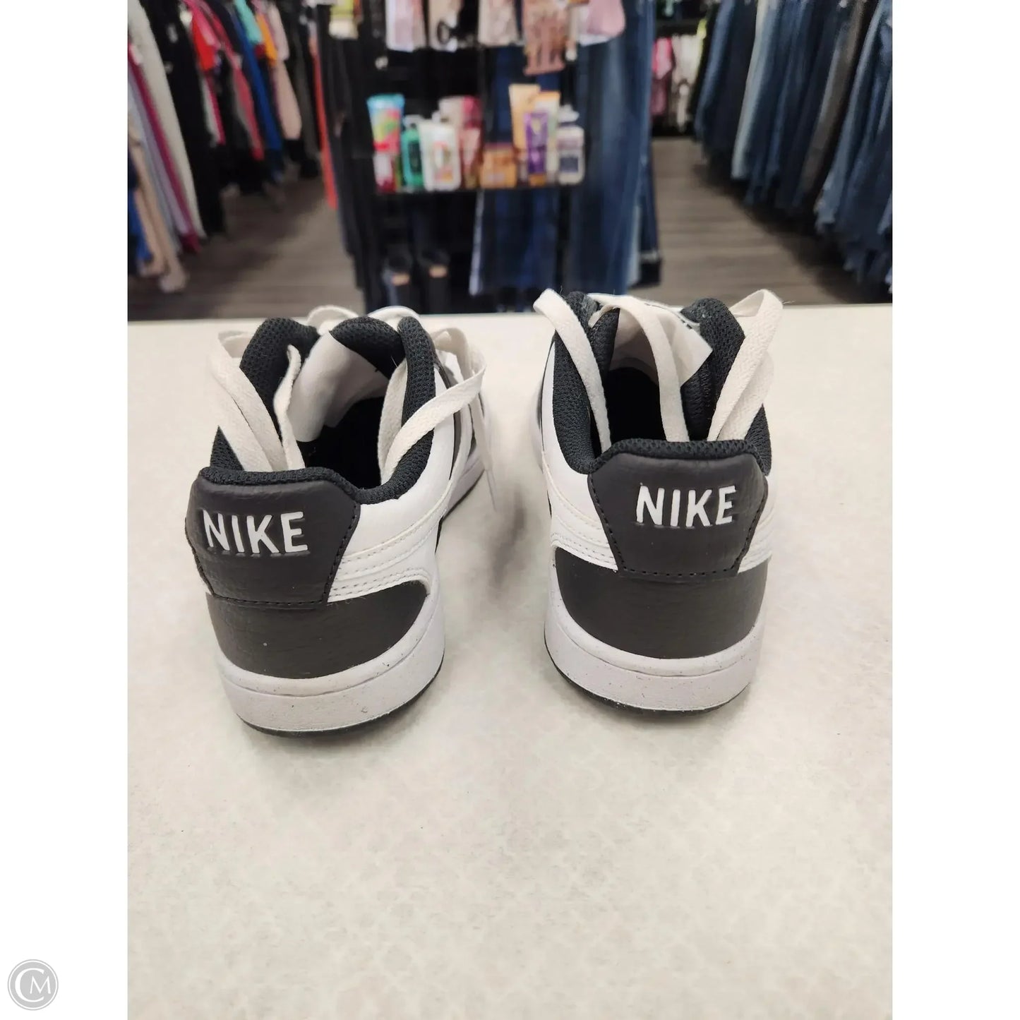 Shoes Sneakers By Nike In Black & White, Size: 6