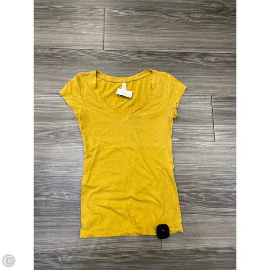 Top Short Sleeve By Clothes Mentor In Yellow, Size: S