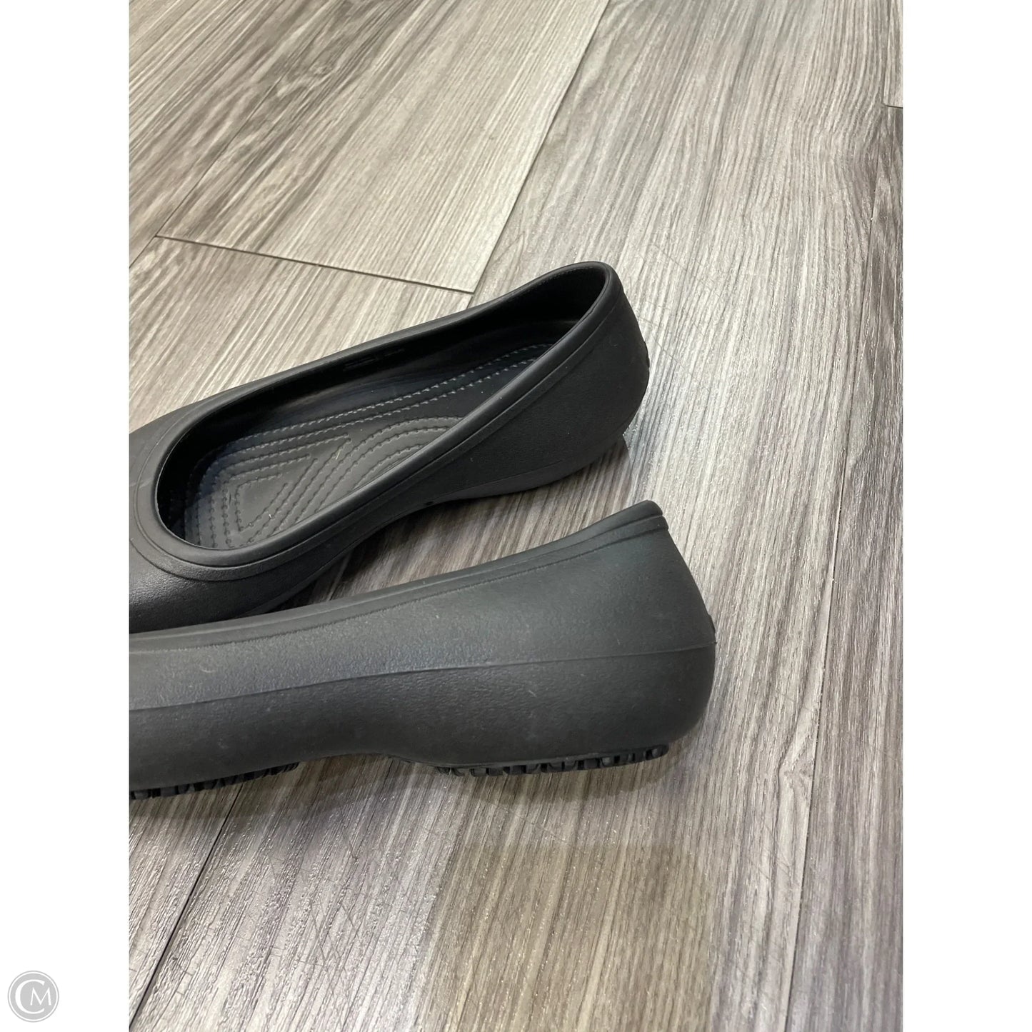 Shoes Flats By Crocs In Black, Size: 7