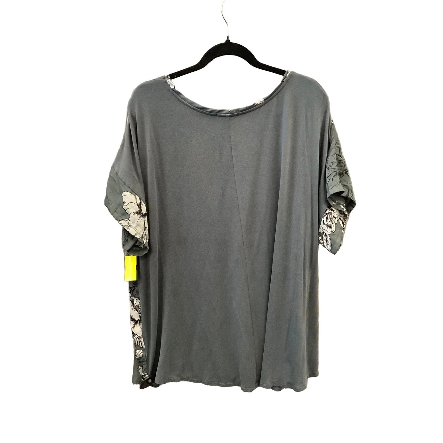 Top Short Sleeve By Maurices In Grey, Size: 3x