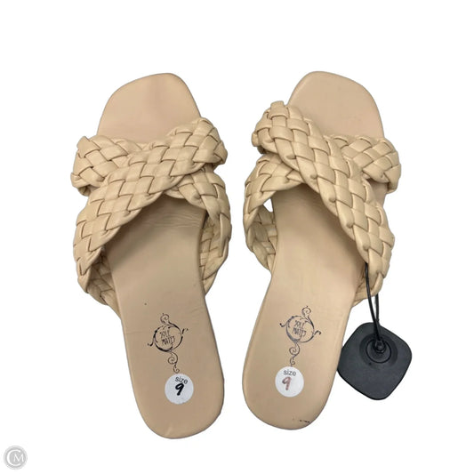 Sandals Flats By Clothes Mentor In Tan, Size: 9
