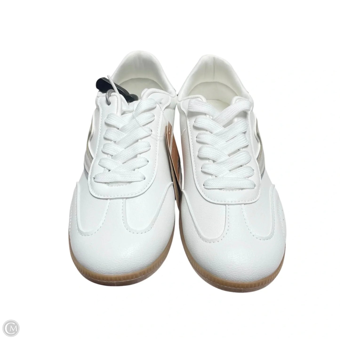 Shoes Sneakers By Clothes Mentor In Silver & White, Size: 6.5