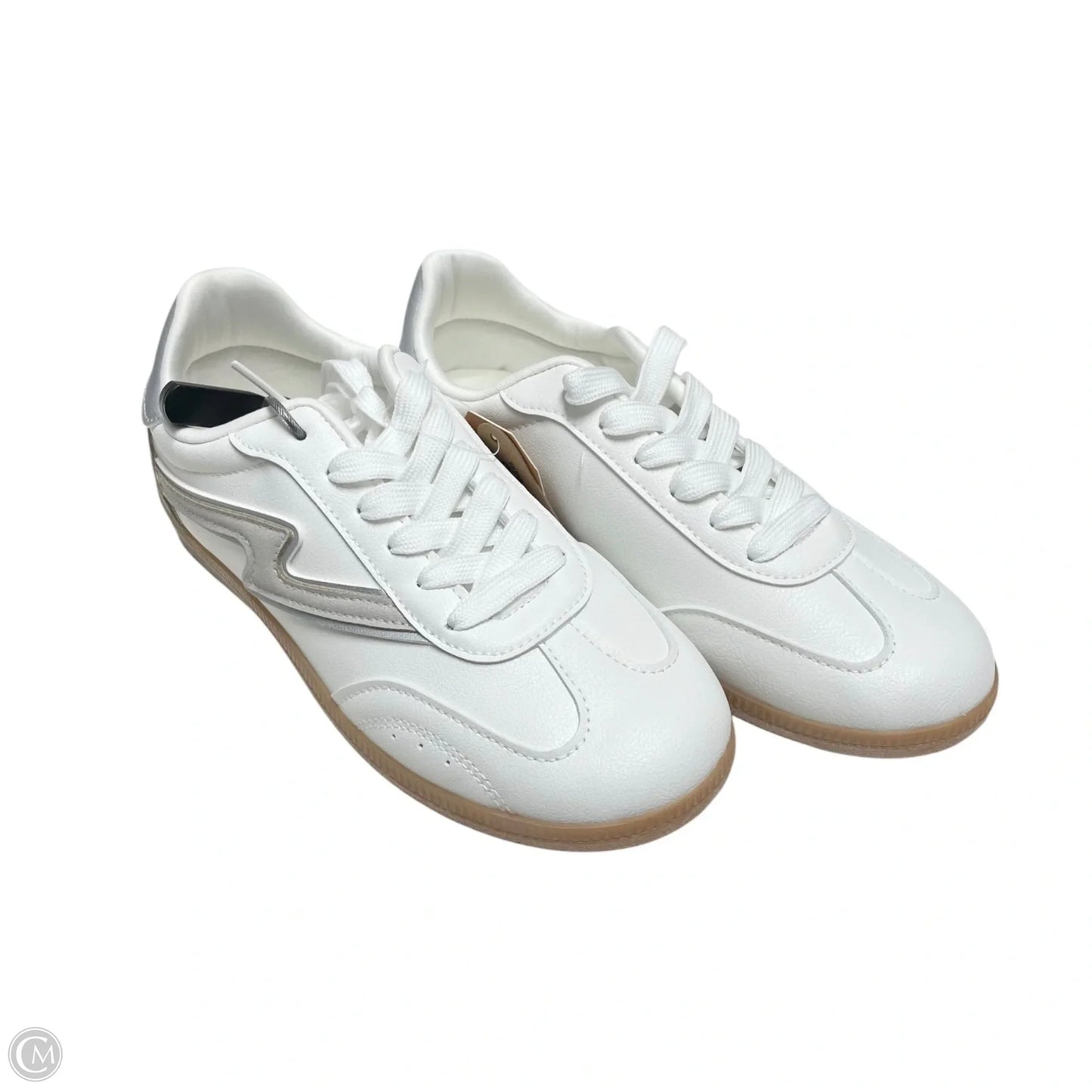 Shoes Sneakers By Clothes Mentor In Silver & White, Size: 6.5
