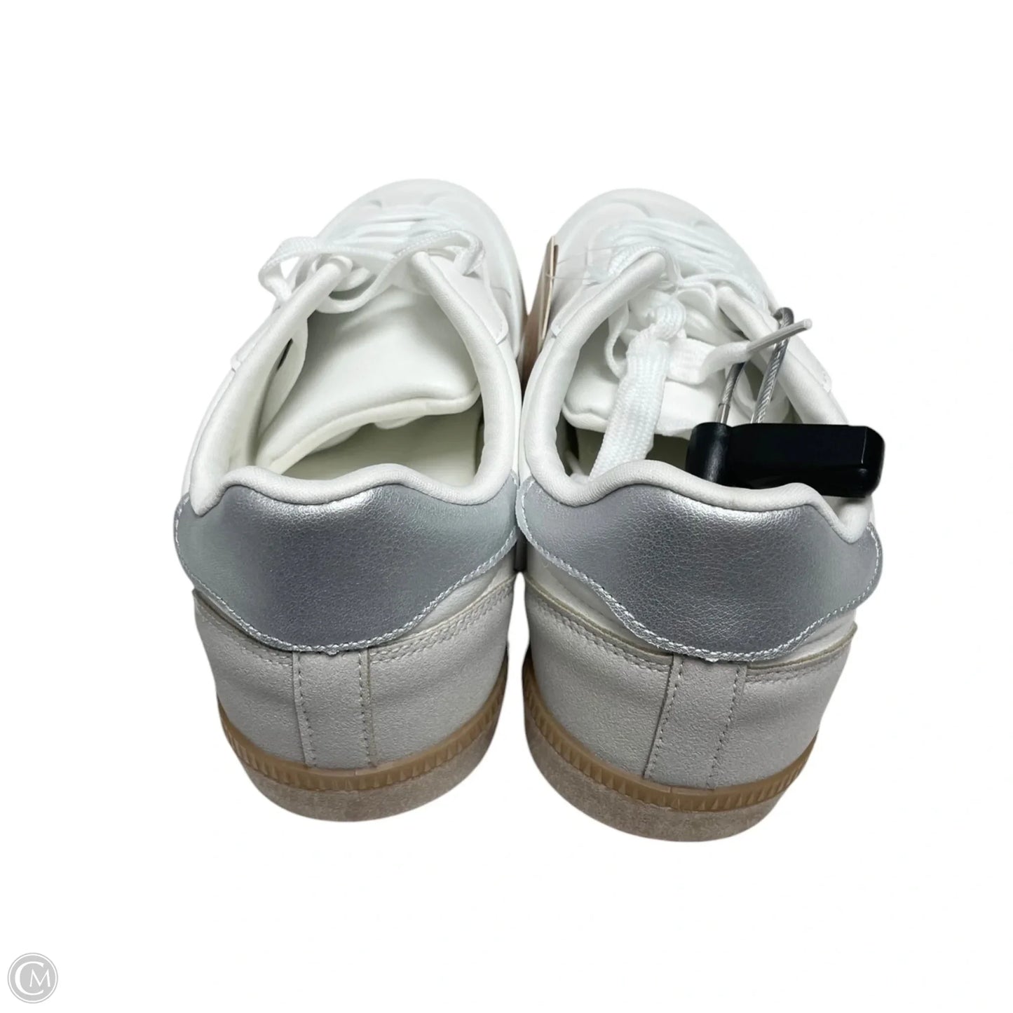 Shoes Sneakers By Clothes Mentor In Silver & White, Size: 6.5